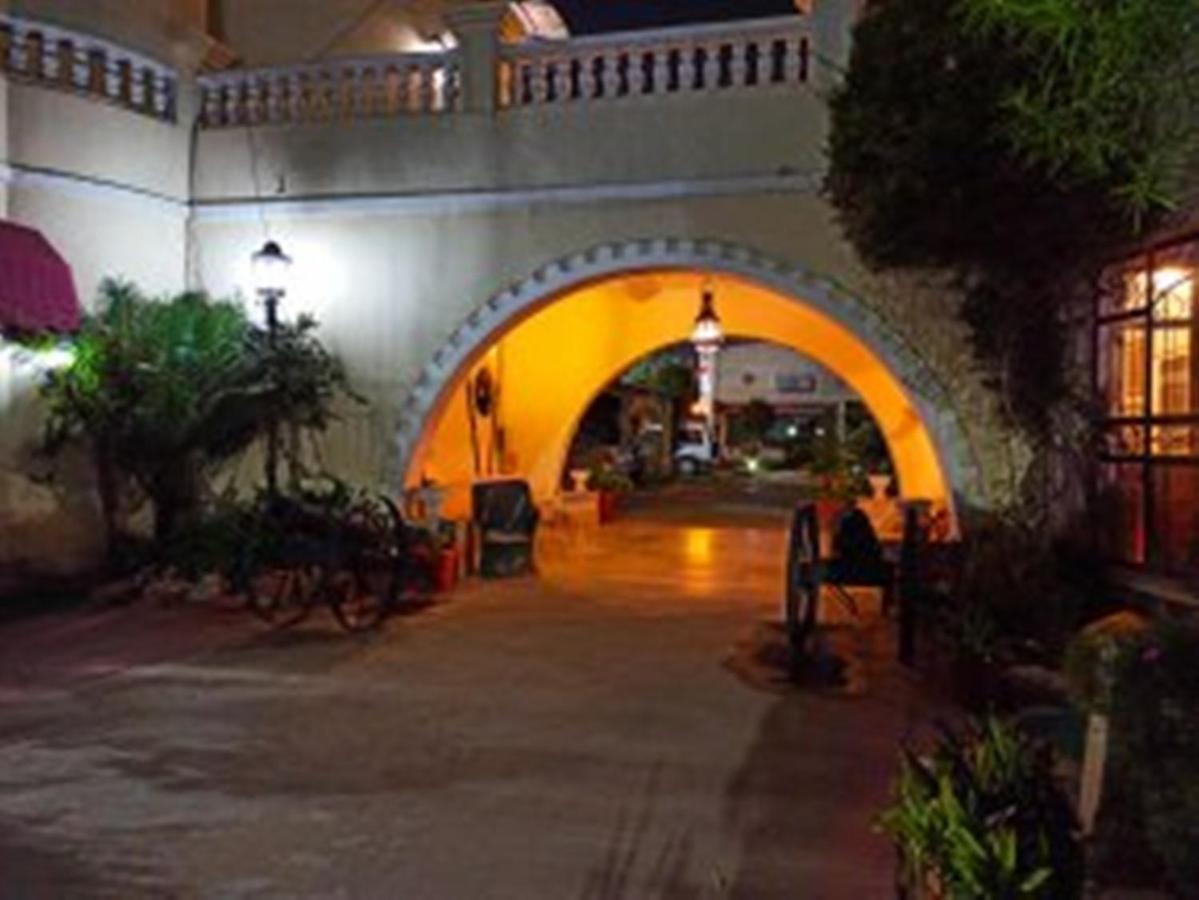 Hotel Sugan Niwas Palace Джайпур Екстериор снимка