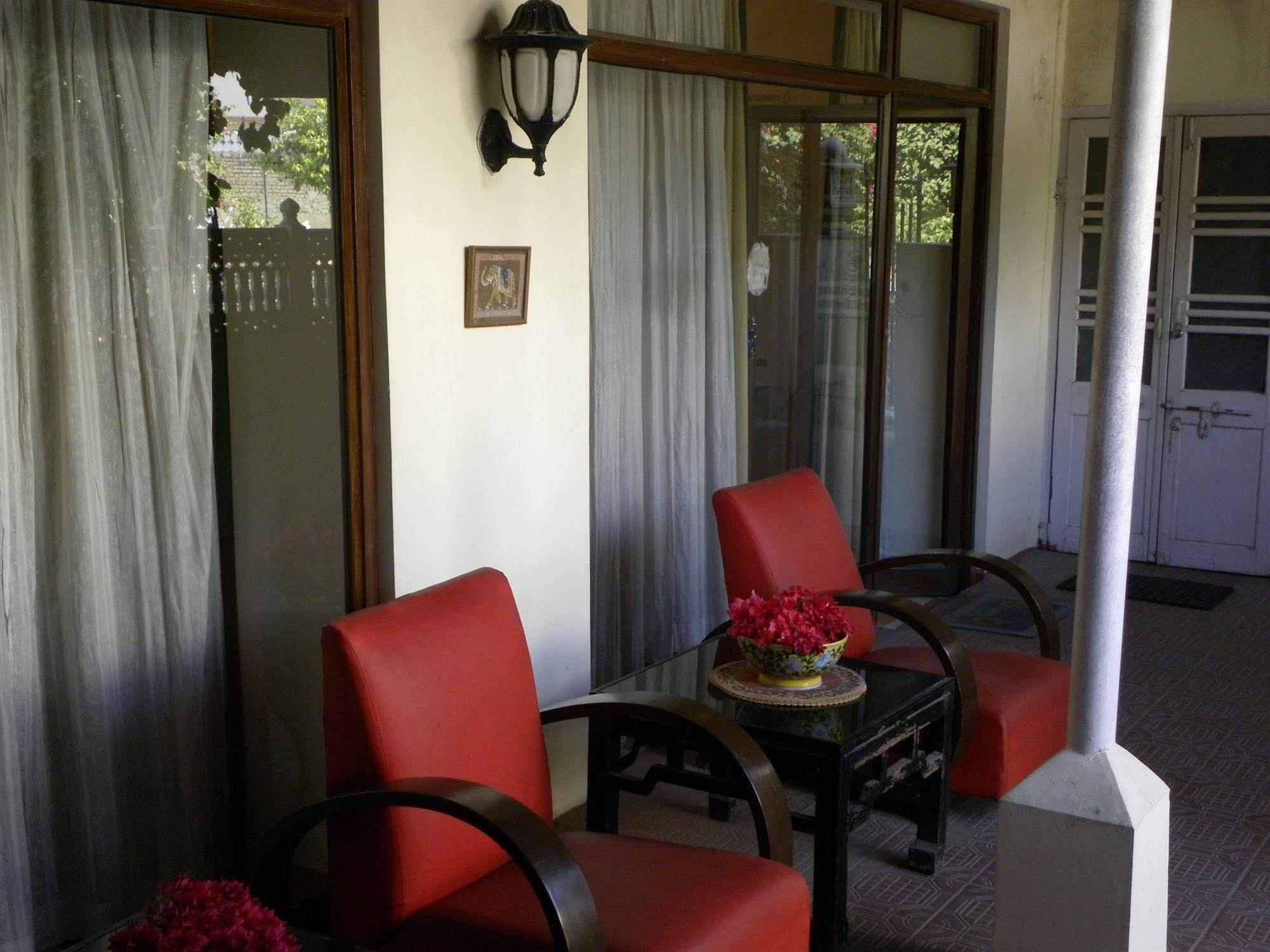 Hotel Sugan Niwas Palace Джайпур Екстериор снимка
