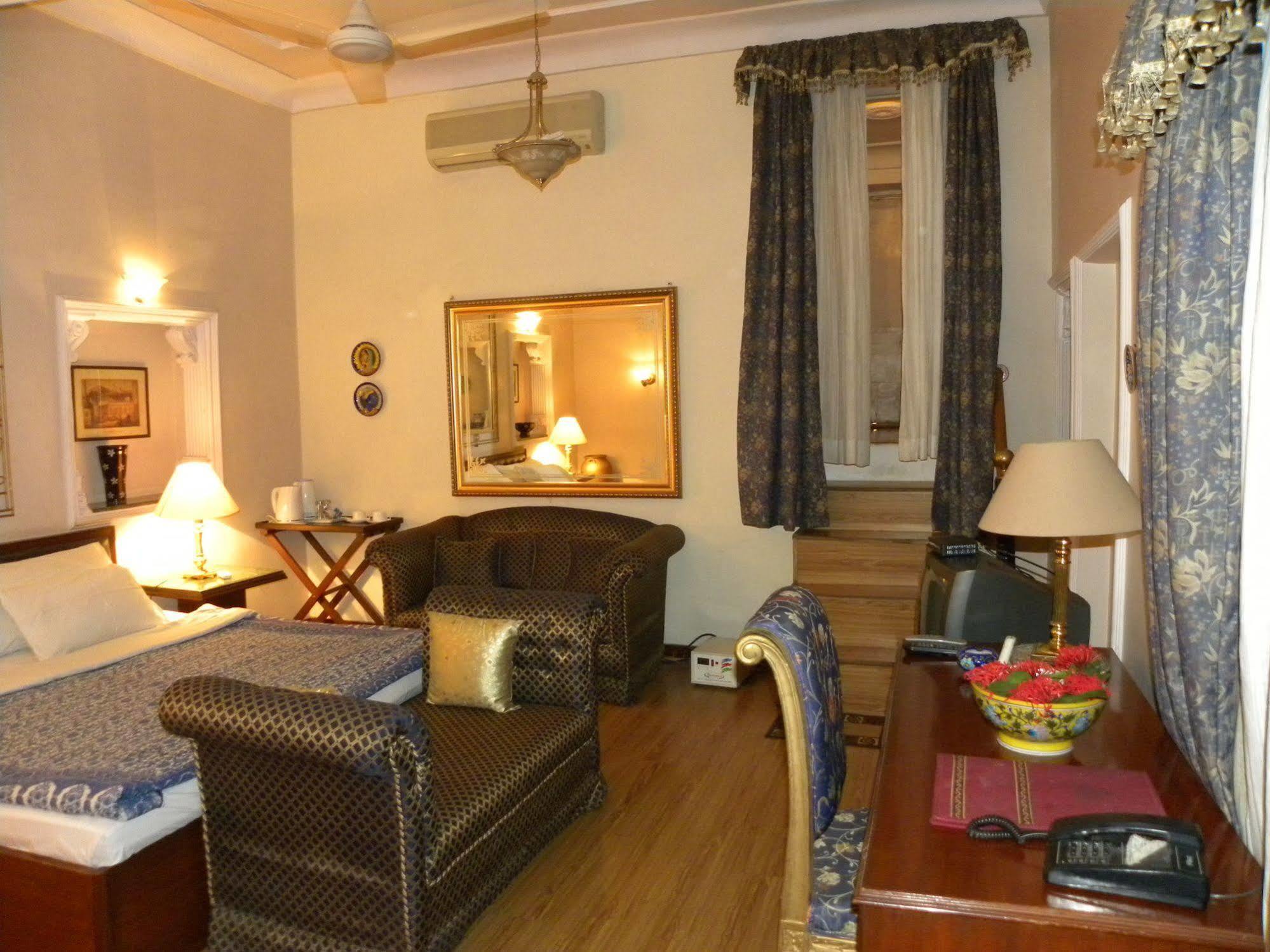 Hotel Sugan Niwas Palace Джайпур Екстериор снимка