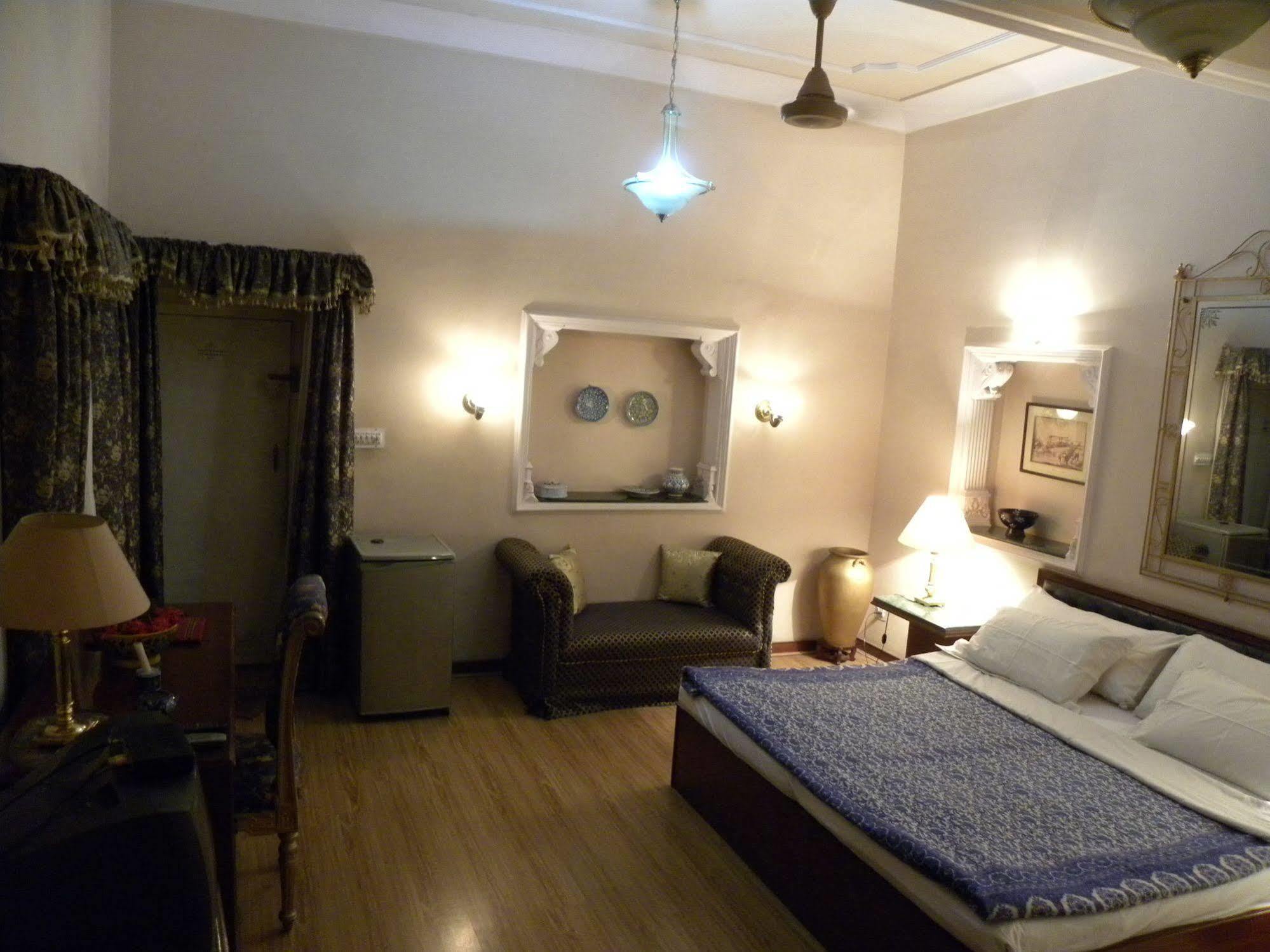 Hotel Sugan Niwas Palace Джайпур Екстериор снимка