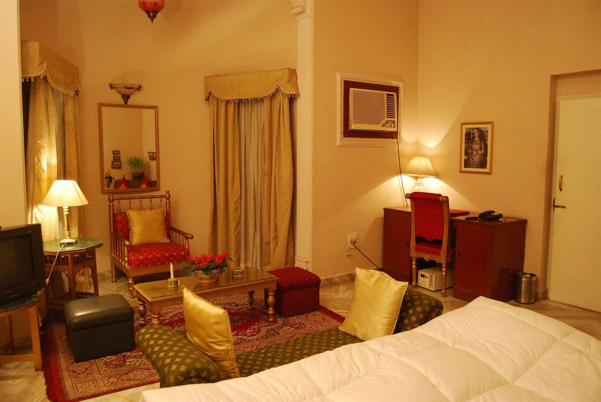 Hotel Sugan Niwas Palace Джайпур Екстериор снимка