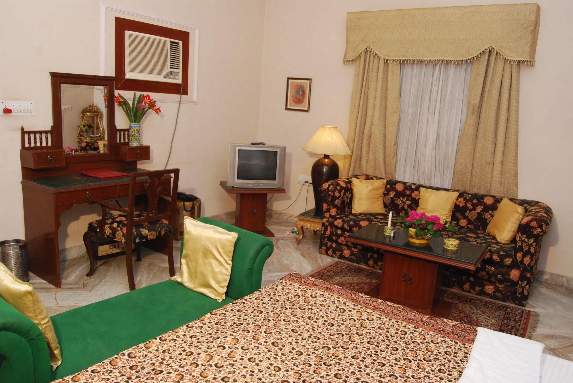 Hotel Sugan Niwas Palace Джайпур Екстериор снимка